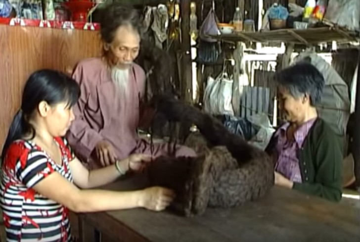 Do couro cabeludo até a raiz, os cabelos medem 7 metros e pesam 10 kg!