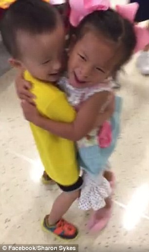 Il momento dell'incontro all'aeroporto di Dallas è pura emozione: sorrisi e lacrime di gioia non hanno segnato solo il volto dei bambini, ma quello di tutti i presenti.