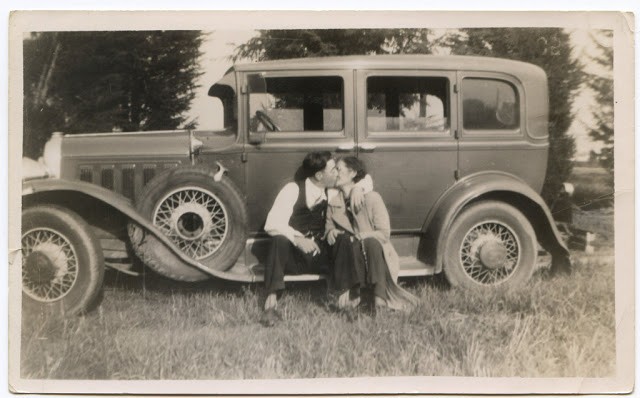 Il 23 Maggio del 1934 l'auto su cui si trovavano Bonnie Parker e Clyde Barrow fu travolta da una raffica di colpi da parte della polizia.