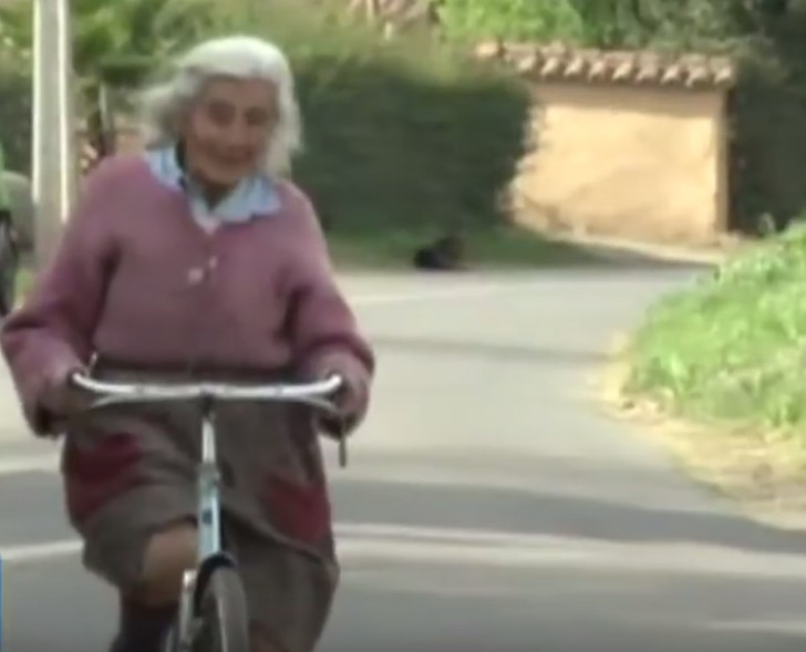 Mrs. Elena Galvez, unfortunately, lives in extreme poverty, but despite this and her advanced age, she has not lost her spirit, and every day she faces long cycling trips to sell her eggs.