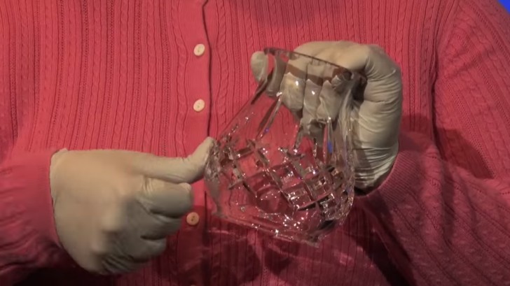 Dyra glasföremål är gjorde av ett glas som har skurits.
