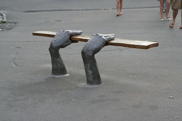 2. Le banc... soutenu par deux mains géantes à Kiev, Ukraine.