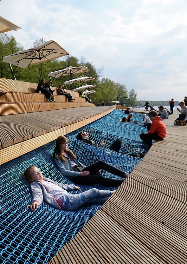 4. In de buurt van het Paprocany meer in Polen zijn er bankjes in de vorm van netten.