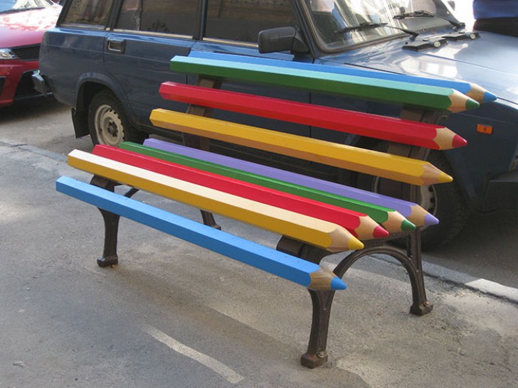 7. toujours à Kiev, un banc en crayons de couleur!