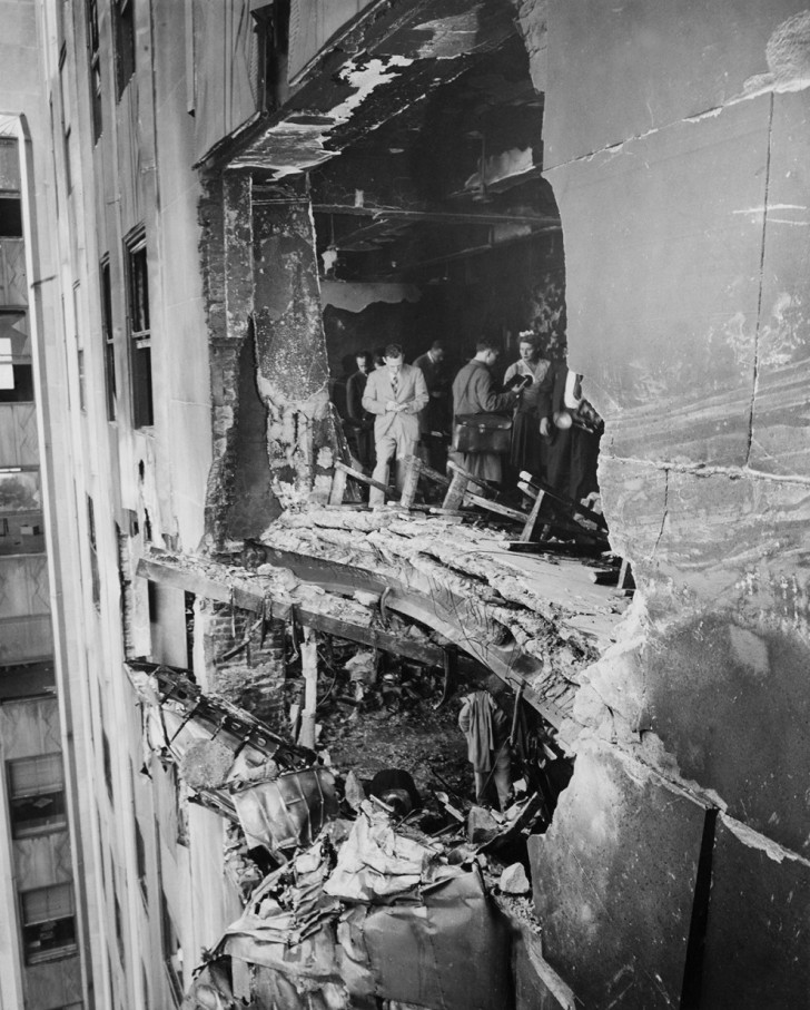 Der Einschlag durch eine B-25 Bombe in eine der Fassaden des Empire State Buildings in New York, 1945.