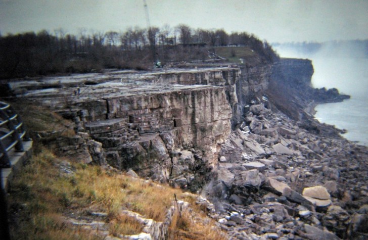 Die Niagara Fälle als der Wasserfluss aufgrund einer Erosions-Studie unterbrochen wurde.