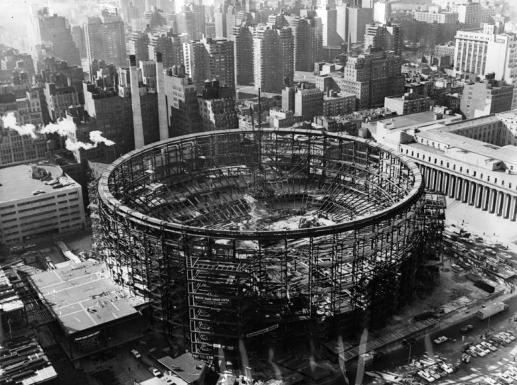 L'arène de Madison Square Garden en construction à New York City en 1966.
