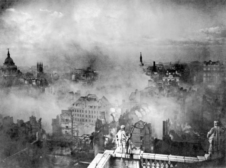 De aanblik van Londen waar huizen in puin lagen door de Blitzkrieg-aanvallen van 29 december 1940 door de nazi's