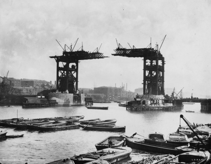 Die Londoner Tower Bridge und der fehlende Mittelteil am Ende des 19. Jahrhunderts.