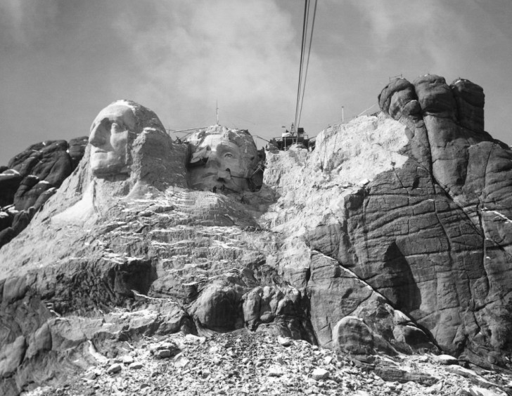Mount Rushmore in de jaren 30, net toen er 500 duizend ton aan graniet was verwijderd.