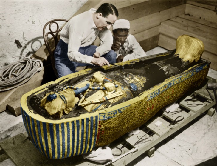 Archeoloog Howard Carter inspecteert de tombe van Koning Toet nadat zijn sarcofaag werd geopend in 1923.