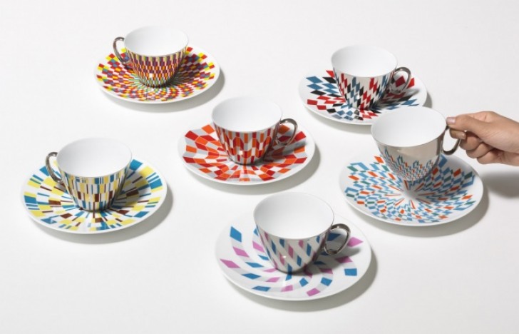 Per una pausa caffè artistica ecco le tazze perfette: sono interamente riflettenti e creano un curioso gioco con le decorazioni dei piattini.