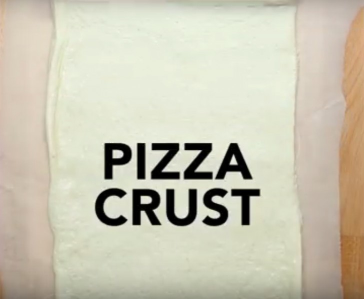 1. Étaler la pâte à pizza sur la surface de travail.