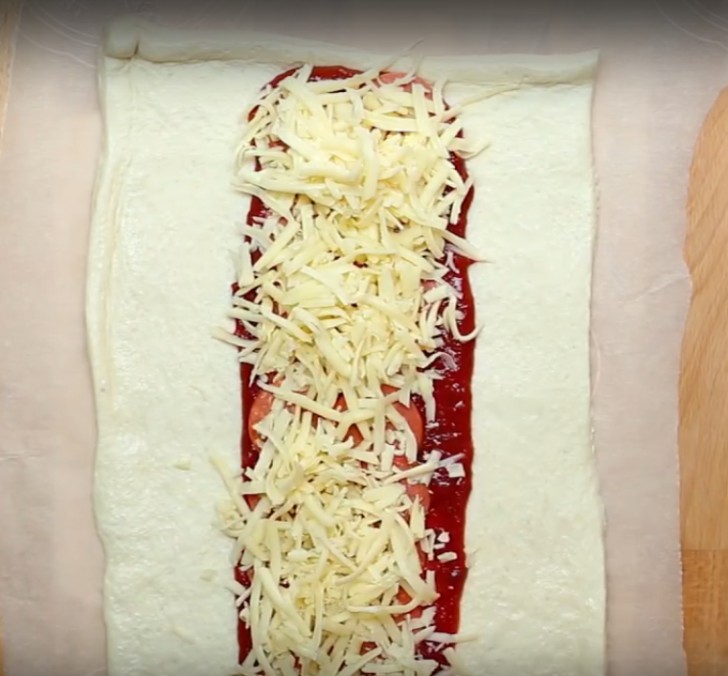 3. Fill the middle with mozzarella and slices of salami, or use your fantasy and modify the ingredients as you prefer!