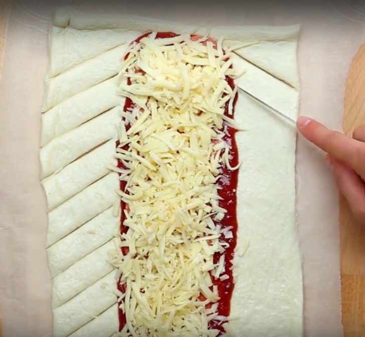 4. Tagliate a strisce oblique i due lati di pasta.
