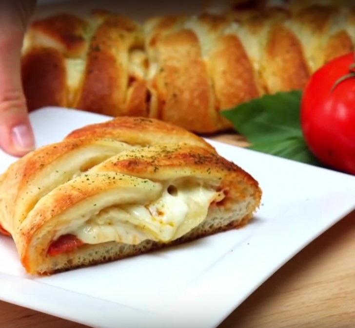 Bake at 180°C (350°F) for 20 minutes and then you will be ready to enjoy this pizza braid that is a pleasure to look at and even more to eat!