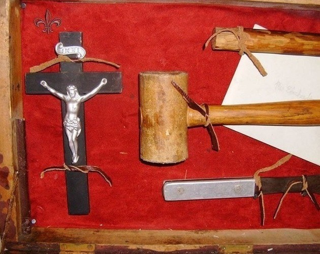 Ed ecco alcuni "strumenti" per proteggersi, come il crocifisso e il martello per piantare eventuali paletti.