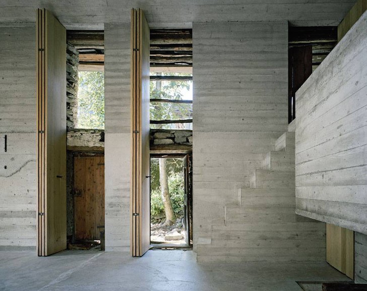 Situata a Linescio, in Svizzera, la casa presenta un arredamento minimalista, inondato di luce proveniente dall'esterno.