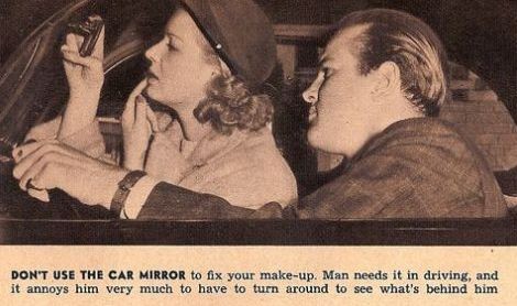Gebruik de achteruitkijkspiegel niet om je make-up te checken. Een man vindt het heel vervelend om hem opnieuw goed te doen om te kunnen rijden.