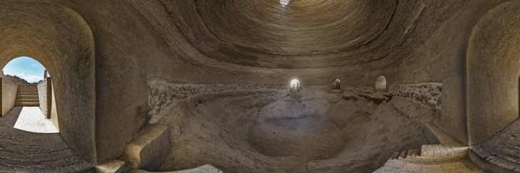En plus de la partie visible de la surface (environ 18 mètres de haut), le Yakhchāl est constitué également d'un bain souterrain, large et profond, où l'on stockait la glace et la nourriture.