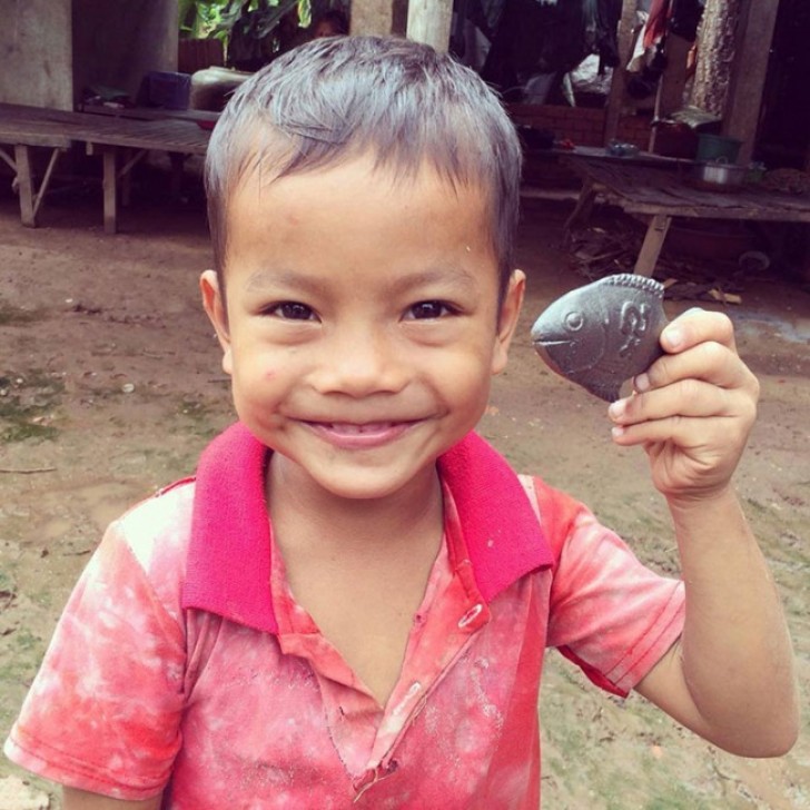 La petite taille (7,6cm et 200g) et la forme choisie (au Cambodge, le poisson est un symbole de chance) ont convaincu les familles à l'utiliser tous les jours.