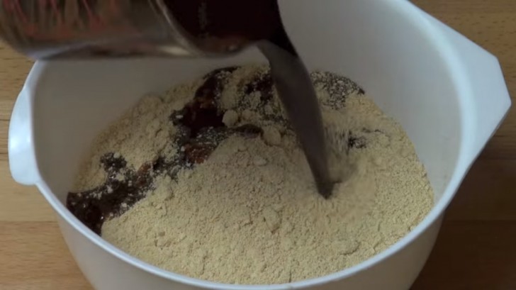Aggiungete il composto di Nutella e burro ai biscotti secchi già frullati finemente, e mescolate.