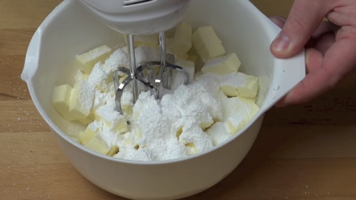 En otro bols unir el azucar en polvo al queso fresco, tenido a temperatura ambiente. Mezclar los ingredientes con la batidora electrica.