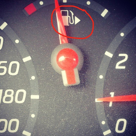 La freccia nell'indicatore della benzina