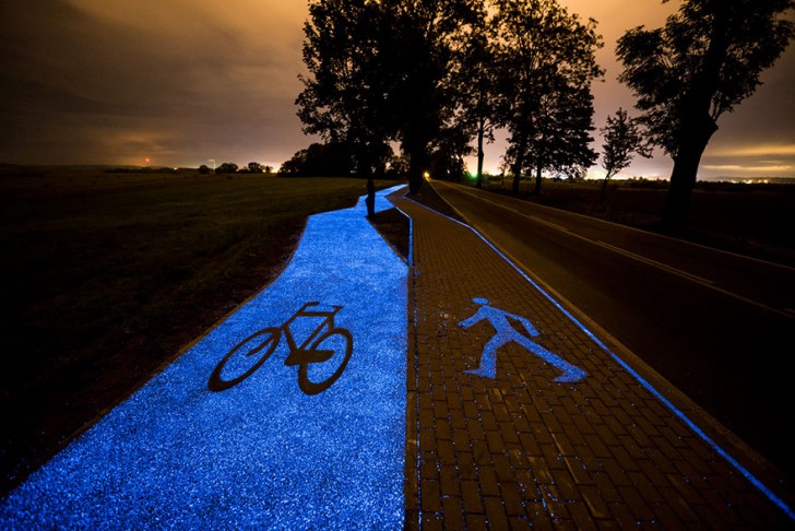 Il cemento di cui è composta la pista inizia ad emanare una luce di un blu intenso che guiderà i ciclisti lungo il sentiero.