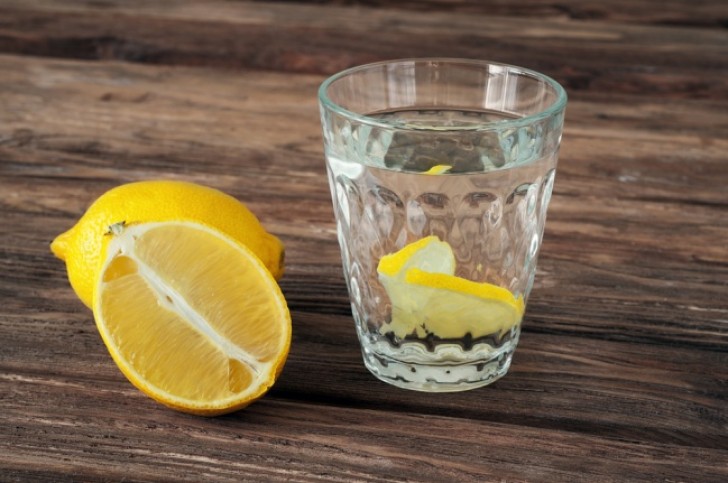 2. Il suffit du jus de citron dans un peu d'eau pour éliminer les marques de sueur.
