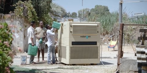 Con un set di "foglie" di plastica l'aria viene incanalata in varie direzioni e, passando per un generatore di acqua, diventa potabile.