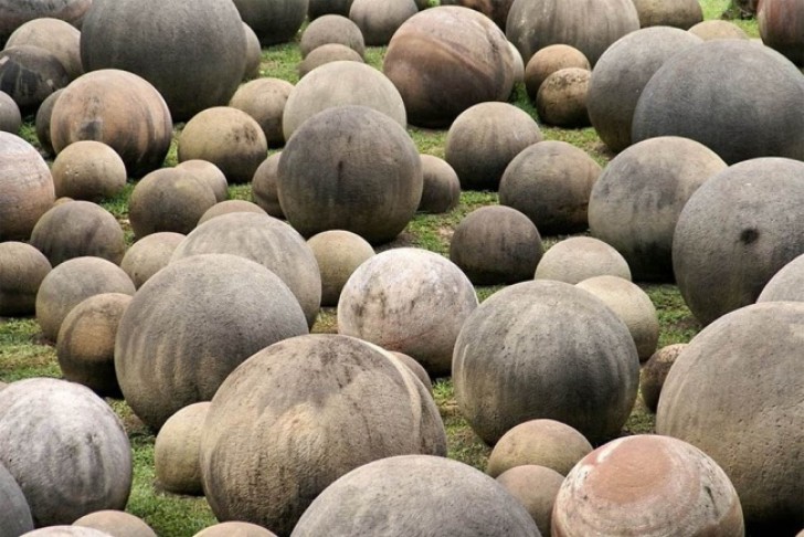 1. Le sfere di pietra giganti della Costa Rica