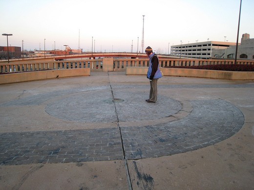 Le "Centre de l'Univers" est un cercle en ciment (assez usé) entouré de pavés qui a été construit dans les années 80.