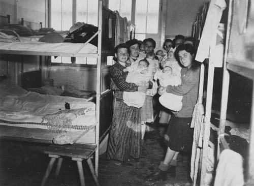 En tant que sage-femme experte, Stanisława a été envoyée à la «maternité» du camp de concentration.
