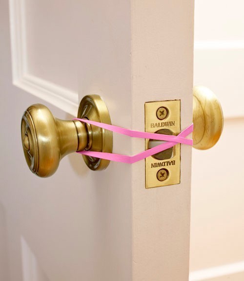 Un elastico può impedire ad una porta di chiudersi!
