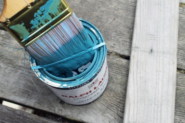 Mettete un elastico sull'apertura di un barattolo contenente la pittura: vi sarà utile per far sgocciolare il liquido in eccesso dal pennello!