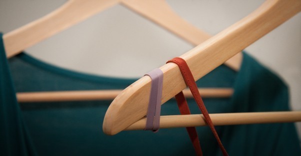 Alcuni indumenti proprio non vogliono rimanere sulle stampelle: per non farli più scivolare arrotolate un elastico sulle estremità della gruccia.