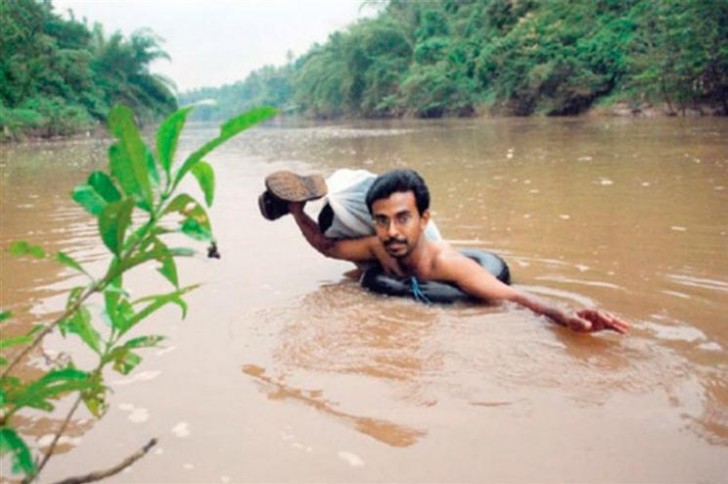 Malik atravieza el rio Kadalundi cada mañana en vez de recorrer 12 km en 3 horas sobre un autobus.