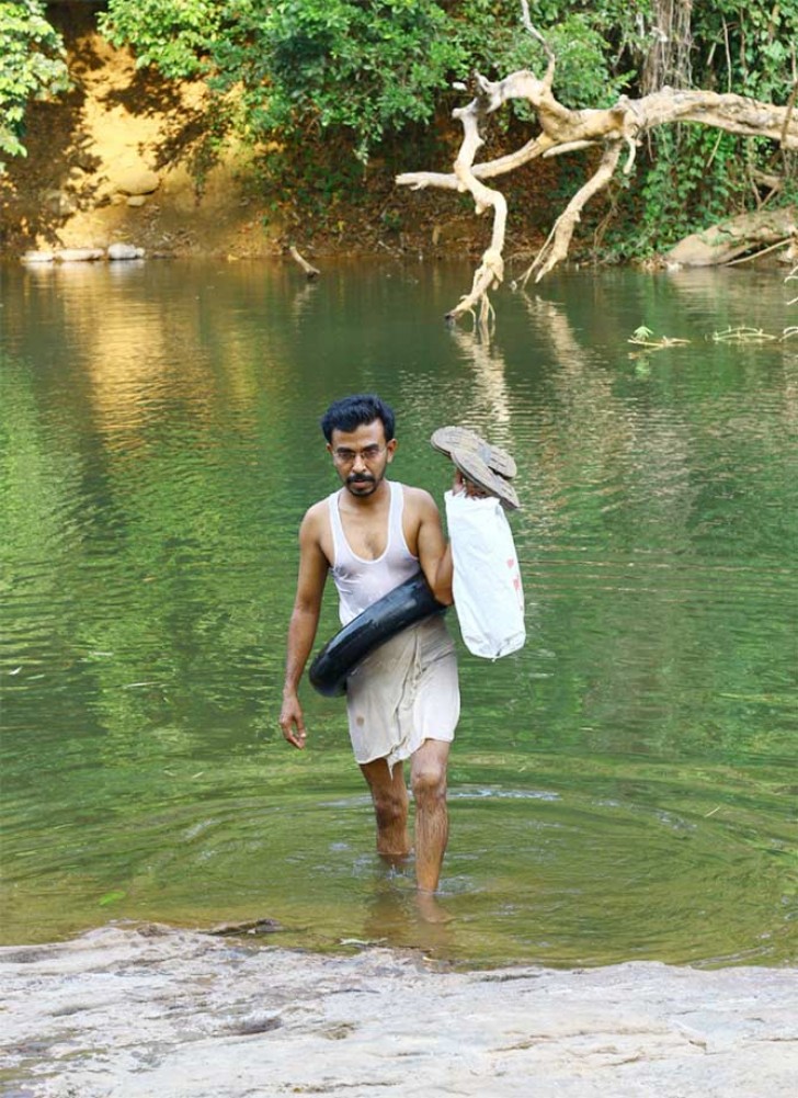 Malik decise di seguire il consiglio dell'uomo. Il giorno seguente con indosso una camera d'aria per tenersi a galla, attraversò il fiume.