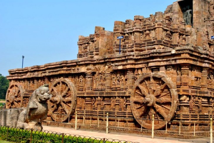 Il restauro ha portato via le incrostazioni e lo sporco: ora sono visibili i rilievi in caratteristico stile Orisa, tipico in India tra l'850 e il 1200 d.C.