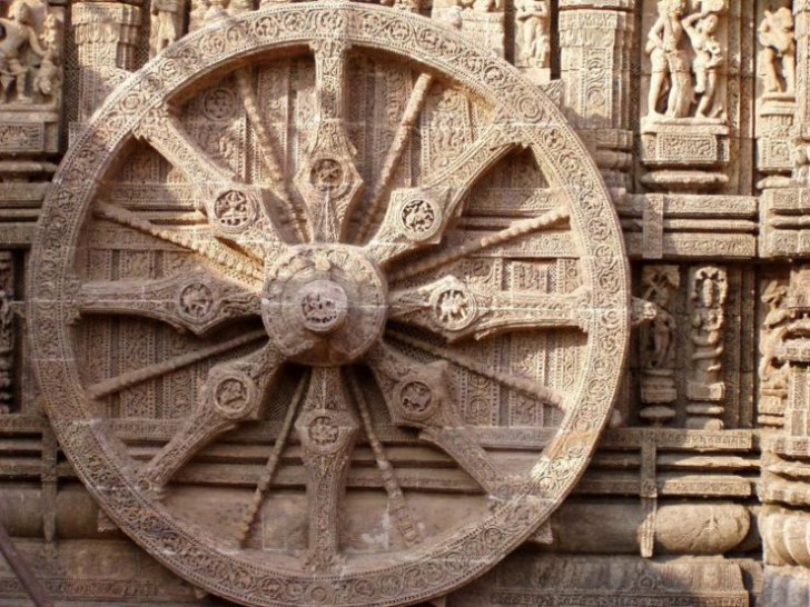 Costruito di modo da dare verso il Sole, venne costruito durante il regno di Narasimha Deva I, forse per ringraziare Suria per la guarigione dalla lebbra.