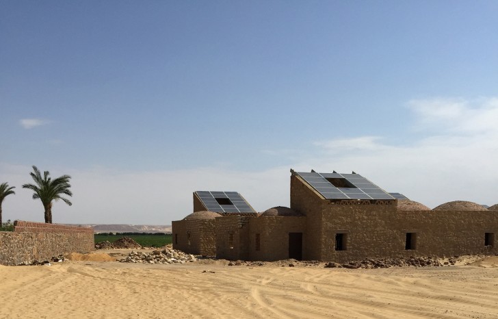 L'opera è stata progettata e realizzata dalla Karmbuild, una delle poche aziende egiziane che paradossalmente si mostra interessata all'energia proveniente dal solare.