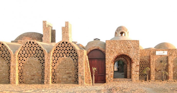 L'utilizzo della sabbia locale rende il villaggio perfettamente integrato con il magnifico panorama desertico circostante.