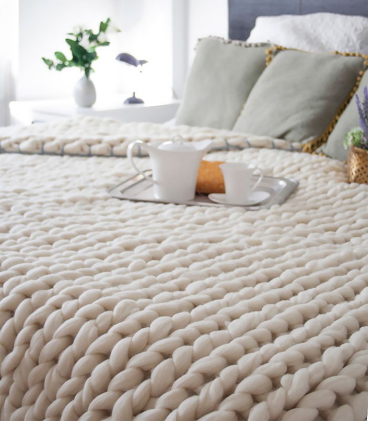 The blogger suggests creating a first row composed of 24 chain stitches to make a mid-sized giant blanket.