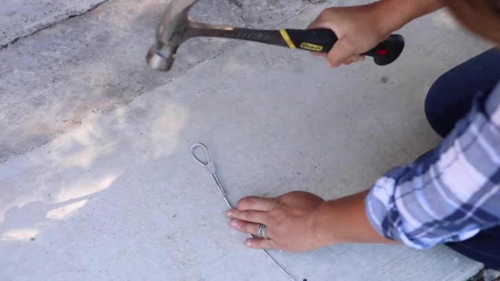 5. Prendete l'estremità di un cavo d'acciaio e create un asola. Assicurate il filo usando un terminale per cavo.