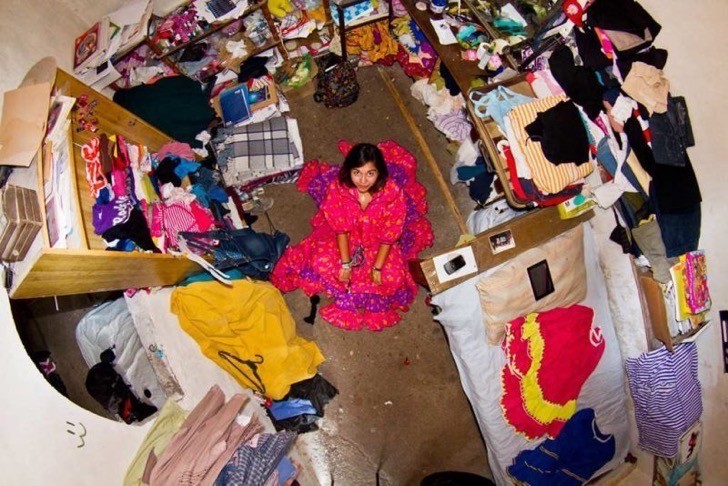 15. L'accatastamento di Amara Chihuahua, nella sua stanza in Messico.