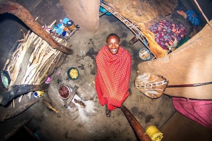 7. La povertà, ma accompagnata da una gioia di vivere senza eguali, di Ezechiele, 22 anni, guerriero che vive in Kenya.
