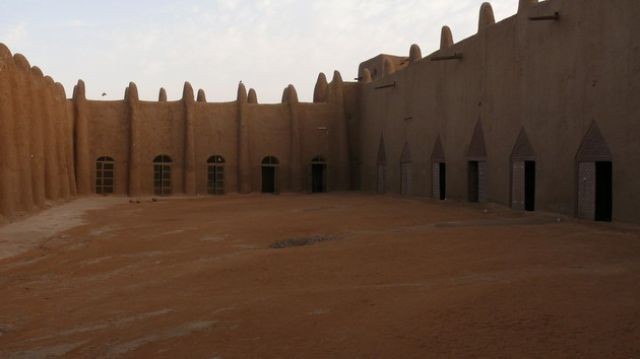 All'interno sono presenti due ampi spazi, uno al coperto e uno occupato da un cortile di preghiera. 