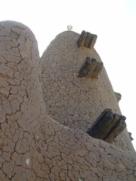 Un monumento interamente di fango, che si tiene in piedi da più di un secolo, grazie all'impegno costante della popolazione del villaggio. 