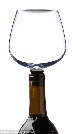 ... così facendo il bicchiere si "attacca" alla bottiglia, permettendo al degustatore di sorseggiare il vino in tutta praticità!